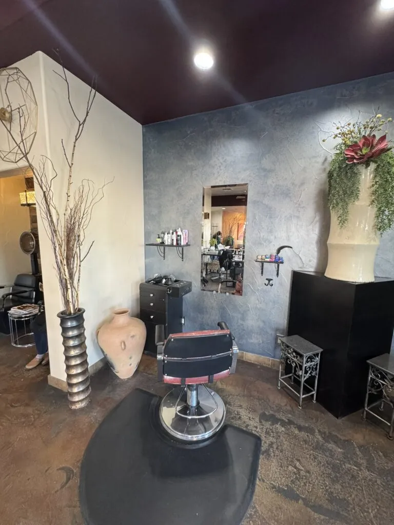 Cute salon with busy & established booth renters